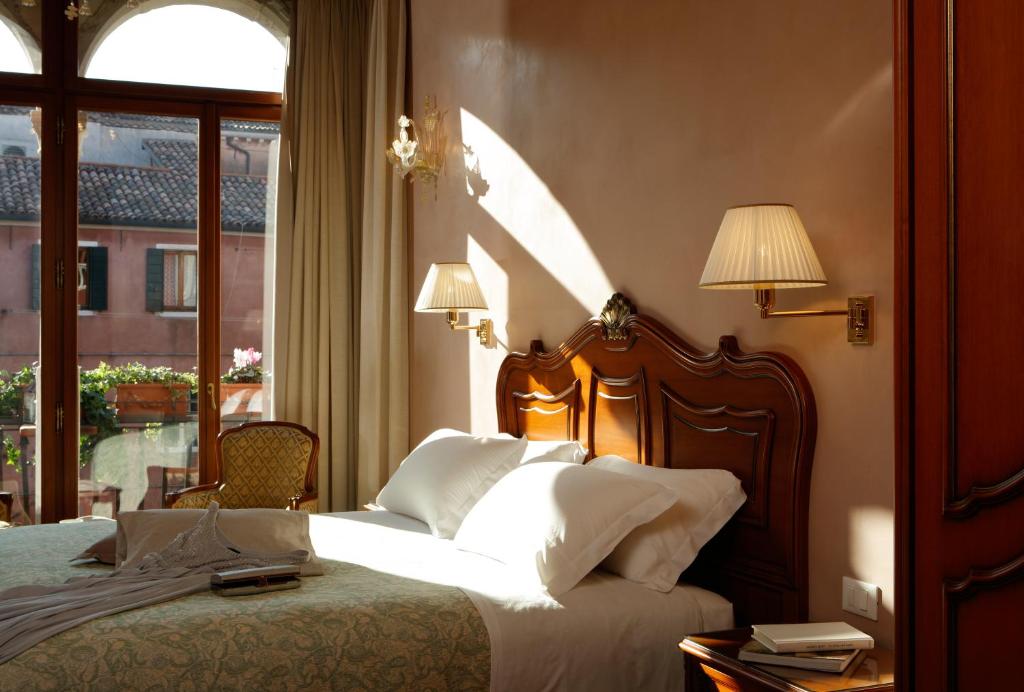 Postel nebo postele na pokoji v ubytování Hotel Bisanzio