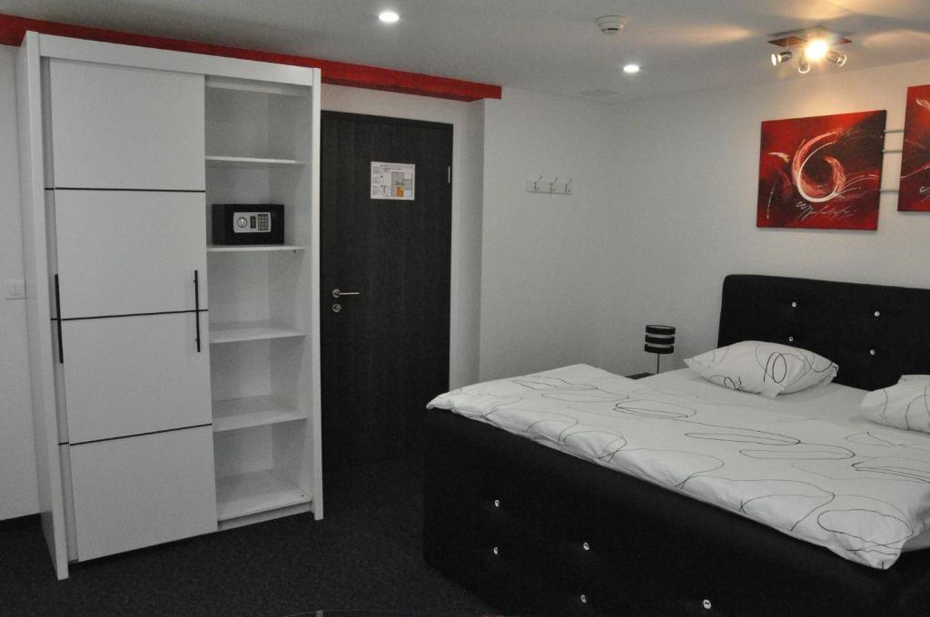 Postel nebo postele na pokoji v ubytování Hôtel du Chasseur
