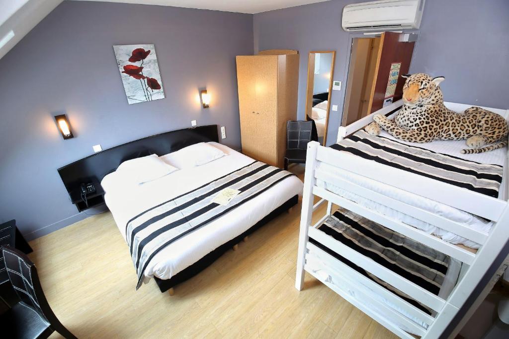 Postel nebo postele na pokoji v ubytování Hôtel Le Bayeux