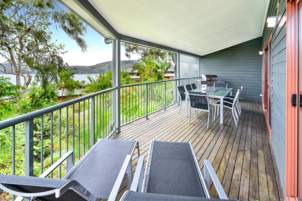 En balkong eller terrass på Heliconia 1 Hamilton Island 3 Bedroom Ocean Views with Golf Buggy