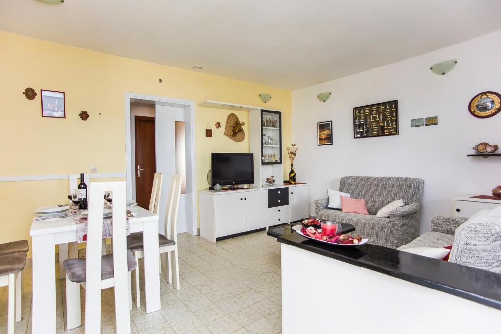 TV a/nebo společenská místnost v ubytování Holiday house "Kale"
