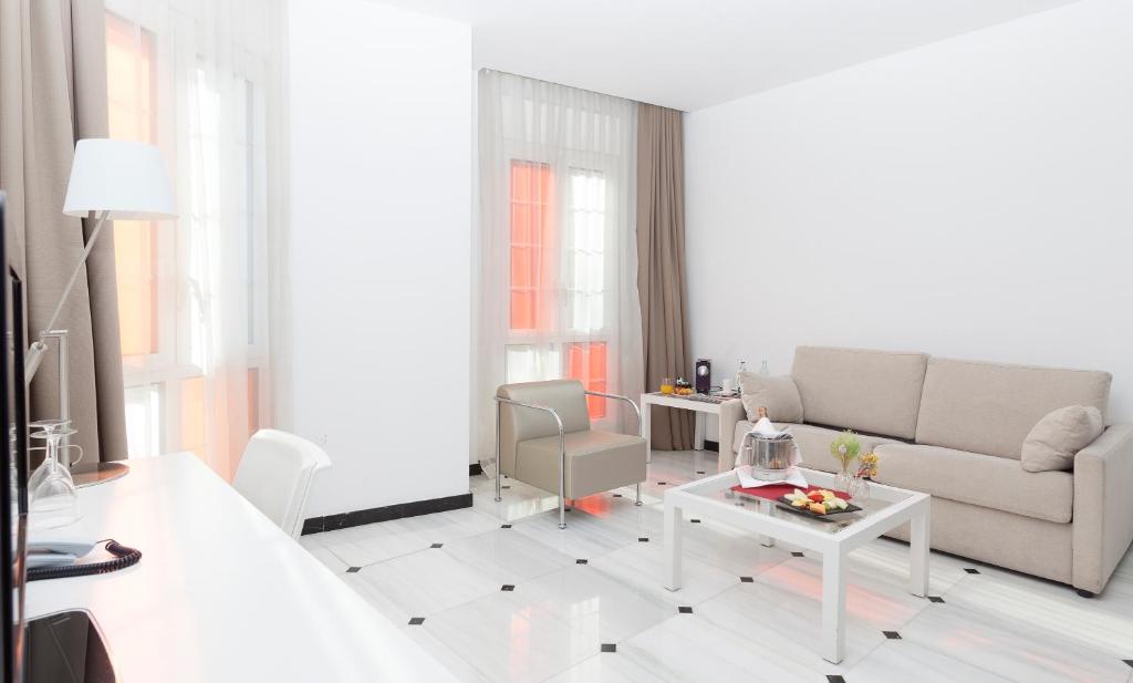 A seating area at URH Ciutat de Mataró