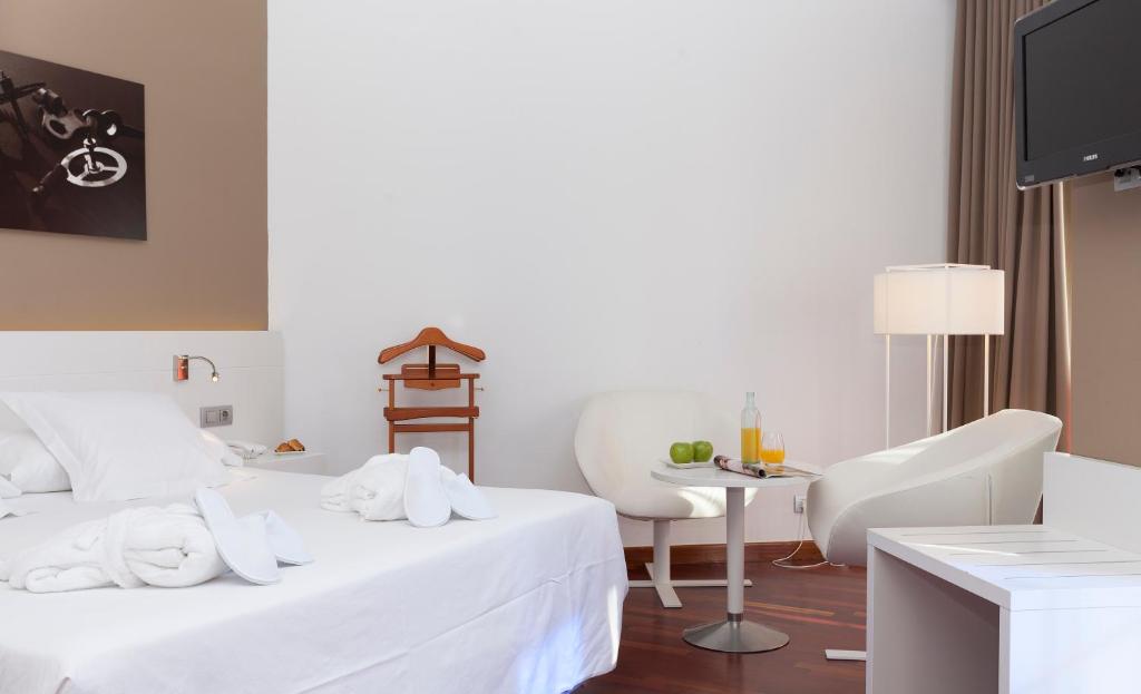 A bed or beds in a room at URH Ciutat de Mataró