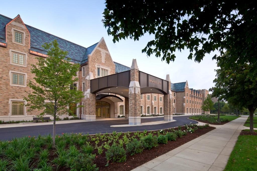 un grand bâtiment en briques avec une arche sur un campus dans l'établissement Morris Inn at Notre Dame, à South Bend