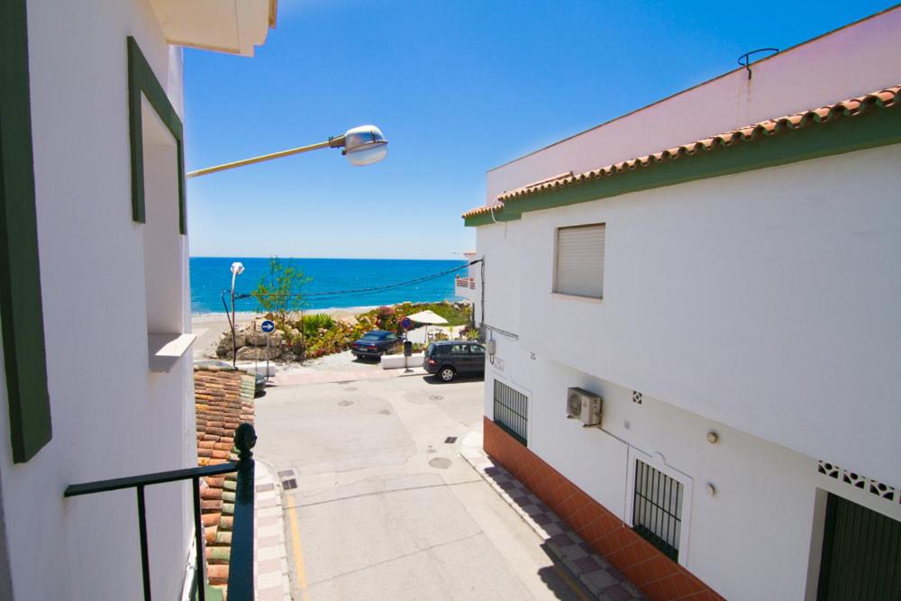 アルガロボ・コスタにあるEjuind Apartment Playaの建物と通りの景色を望むバルコニー
