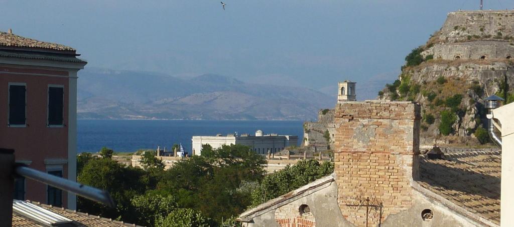 Vue sur une ville avec l'océan en arrière-plan dans l'établissement Corfu Old Town Apartment, à Corfou