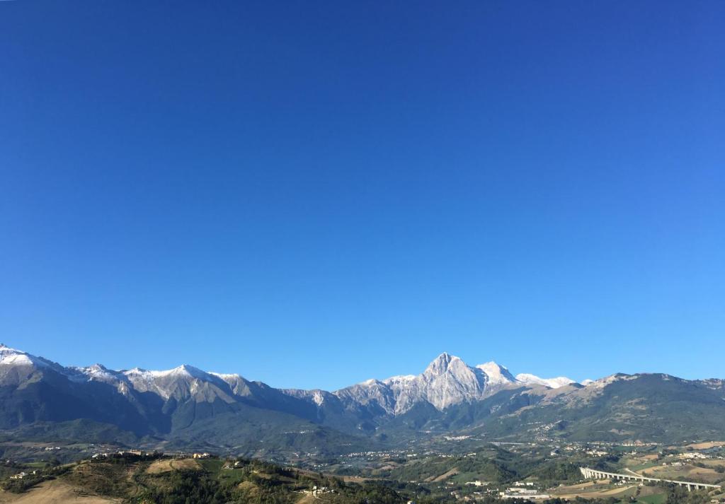 - Vistas a las montañas desde las colinas en Agriturismo Bellavista, en Ronzano