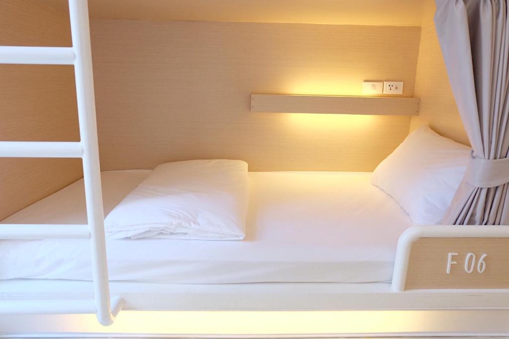 Postel nebo postele na pokoji v ubytování About A Bed Hostel Chiangmai