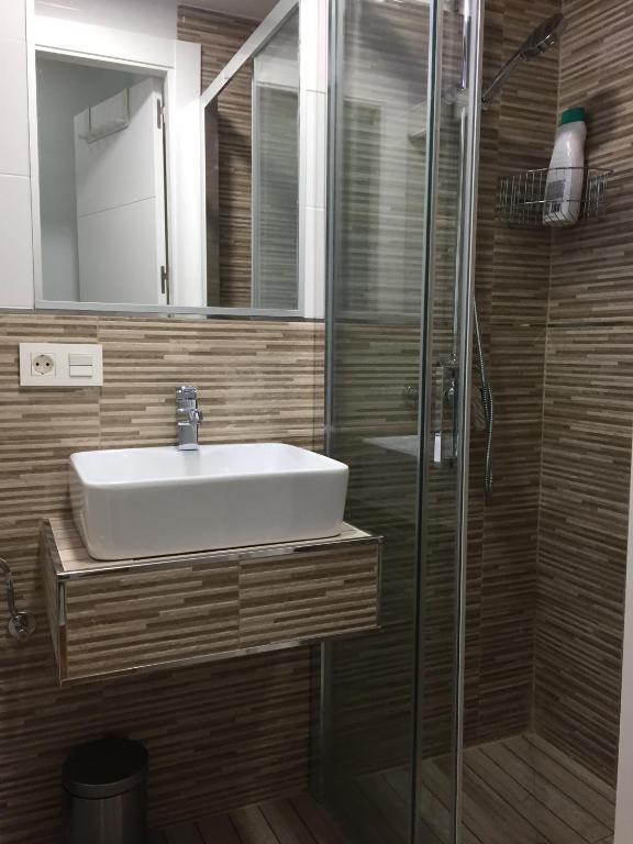 łazienka z umywalką i prysznicem w obiekcie Apartamento Decada Los Alamos w mieście Torremolinos