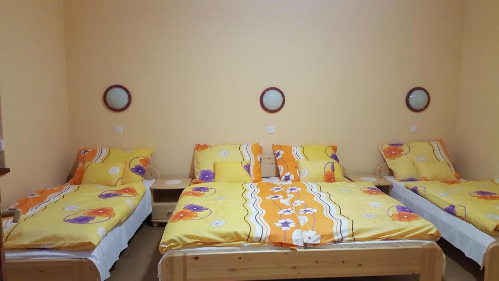 Posteľ alebo postele v izbe v ubytovaní Kertész Apartmanok
