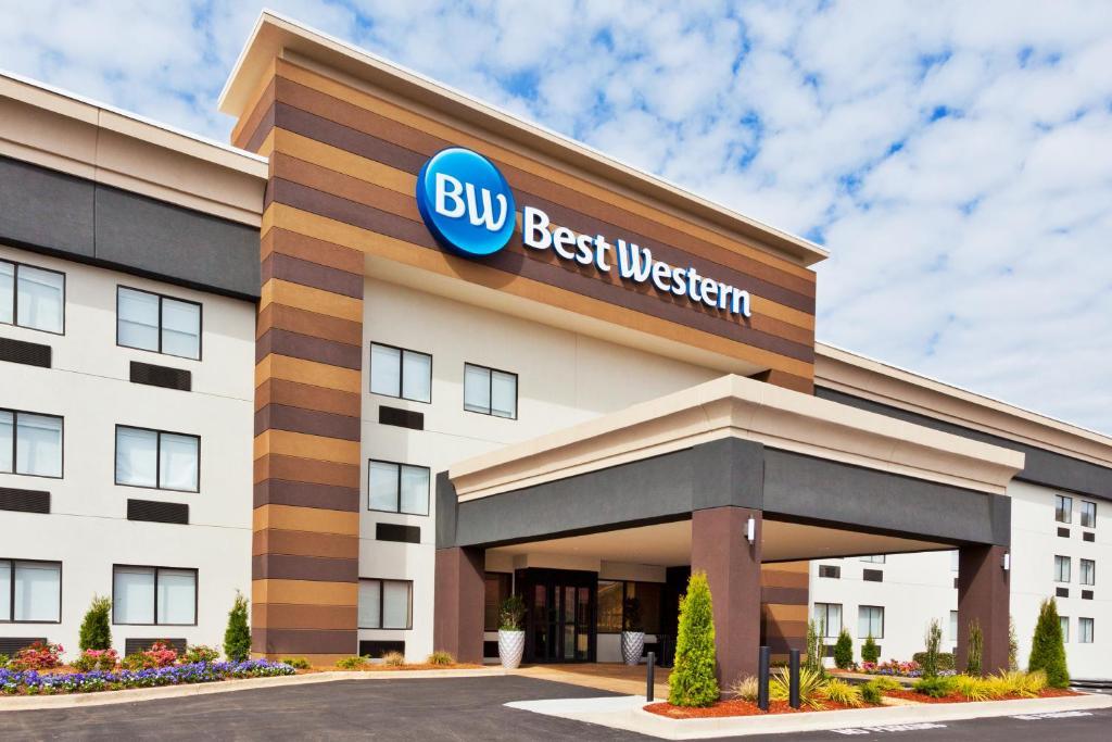 um edifício com a placa do Bilb Best Western em Best Western Montgomery I-85 North em Montgomery