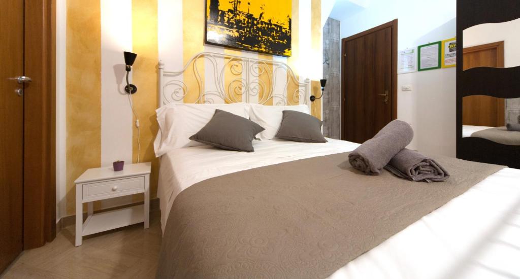 a bedroom with a large white bed in a room at Il Sole in Trani