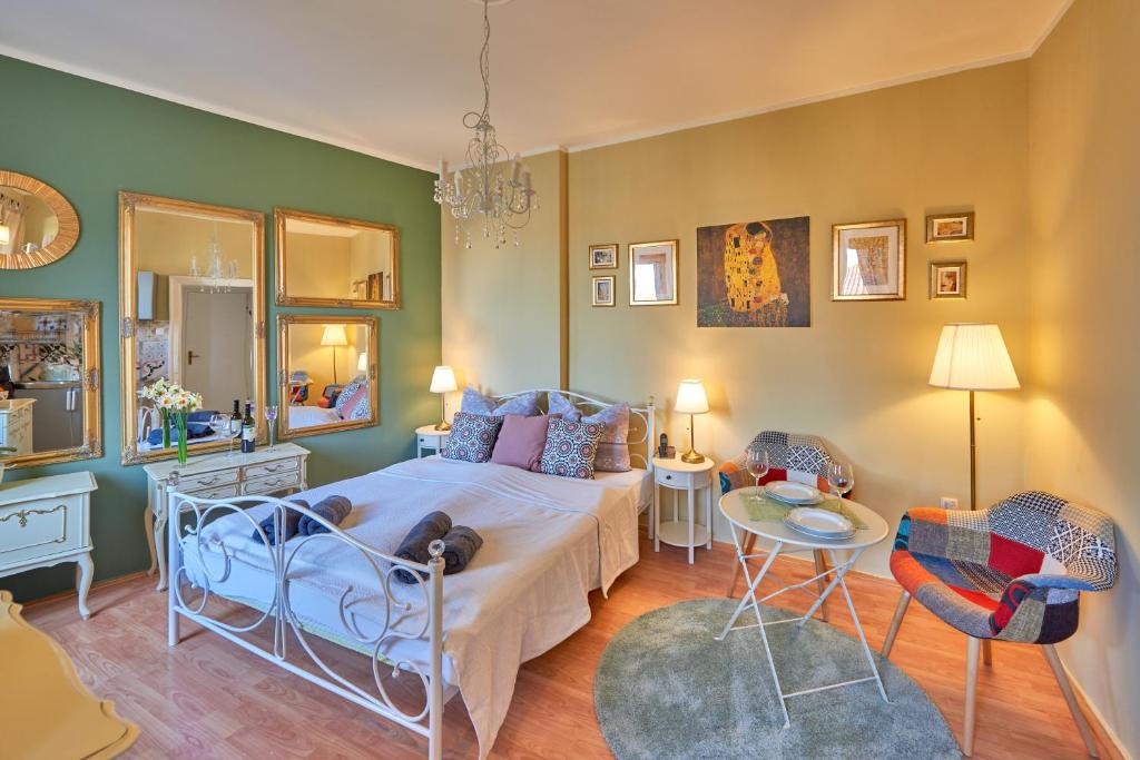 1 dormitorio con 1 cama, mesa y sillas en Old City Romantic Studio with FREE private parking, en Pula