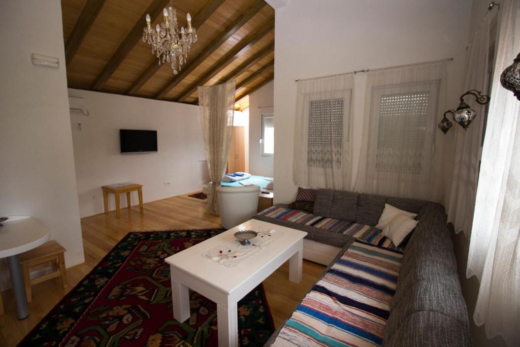 TV a/nebo společenská místnost v ubytování Hotel & Rooms Lombrelle