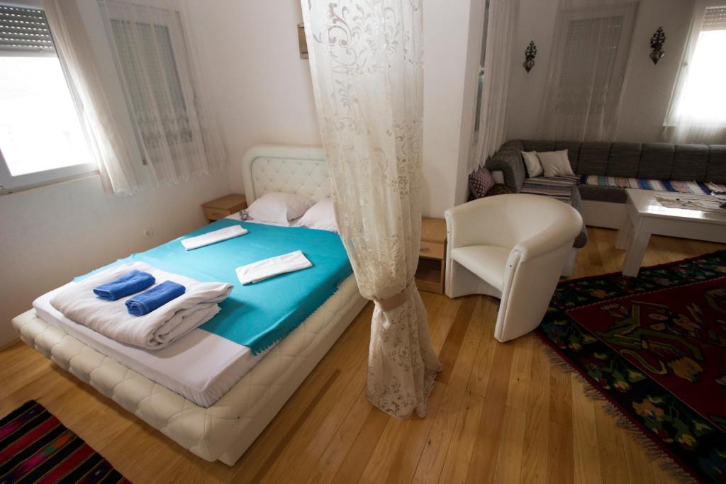Postel nebo postele na pokoji v ubytování Hotel & Rooms Lombrelle