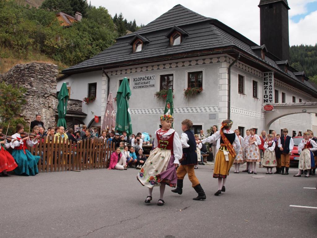 un grupo de personas vestidas con disfraces caminando en un desfile en Penzion Klopacka, en Špania Dolina