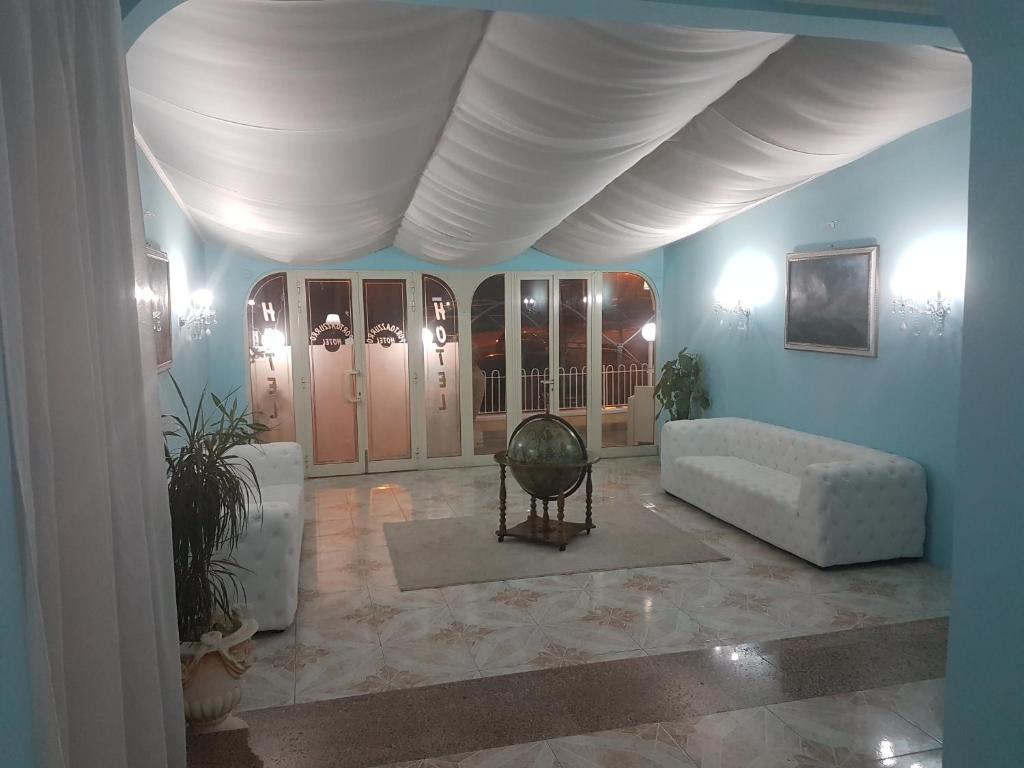 Hotel Porto Azzurro في جيارديني ناكسوس: غرفة معيشة مع أريكة وطاولة