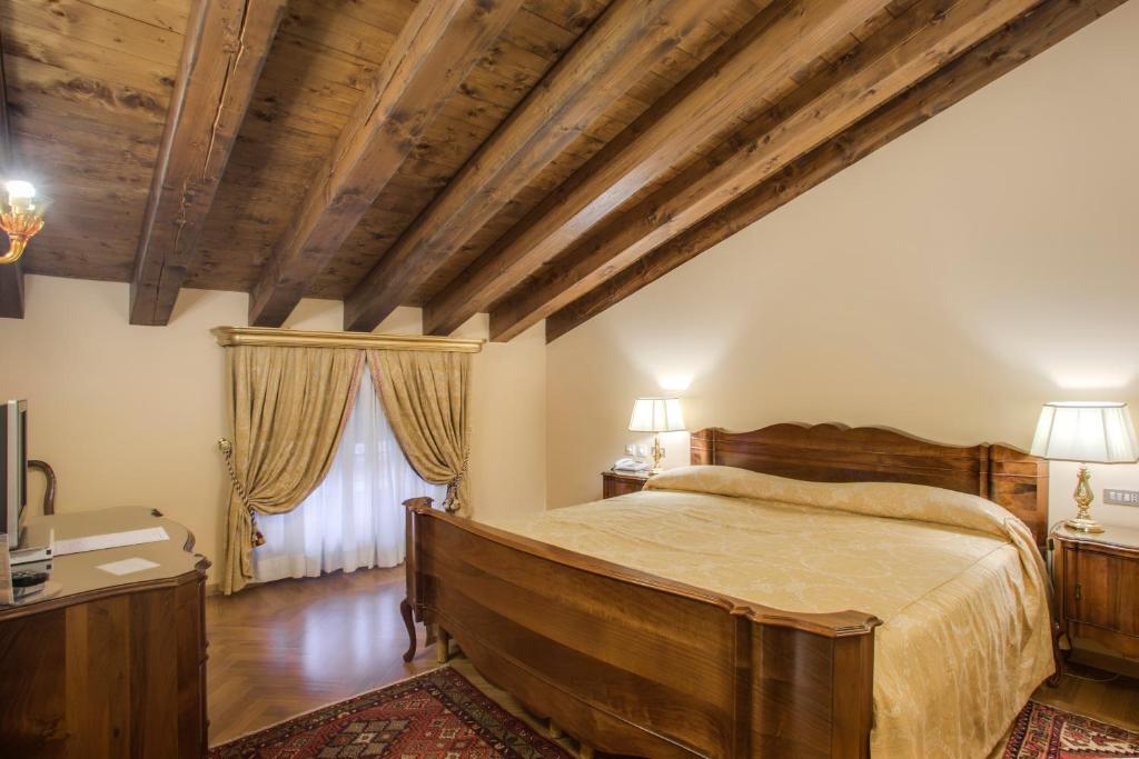 En eller flere senger på et rom på Villa Fenaroli Palace Hotel