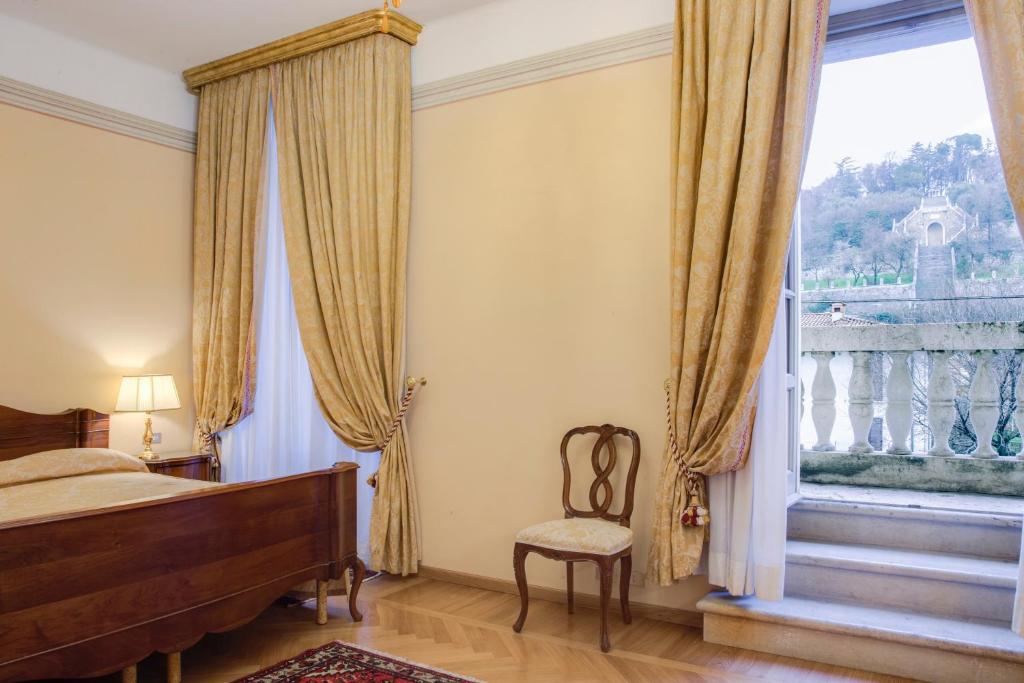 En eller flere senger på et rom på Villa Fenaroli Palace Hotel