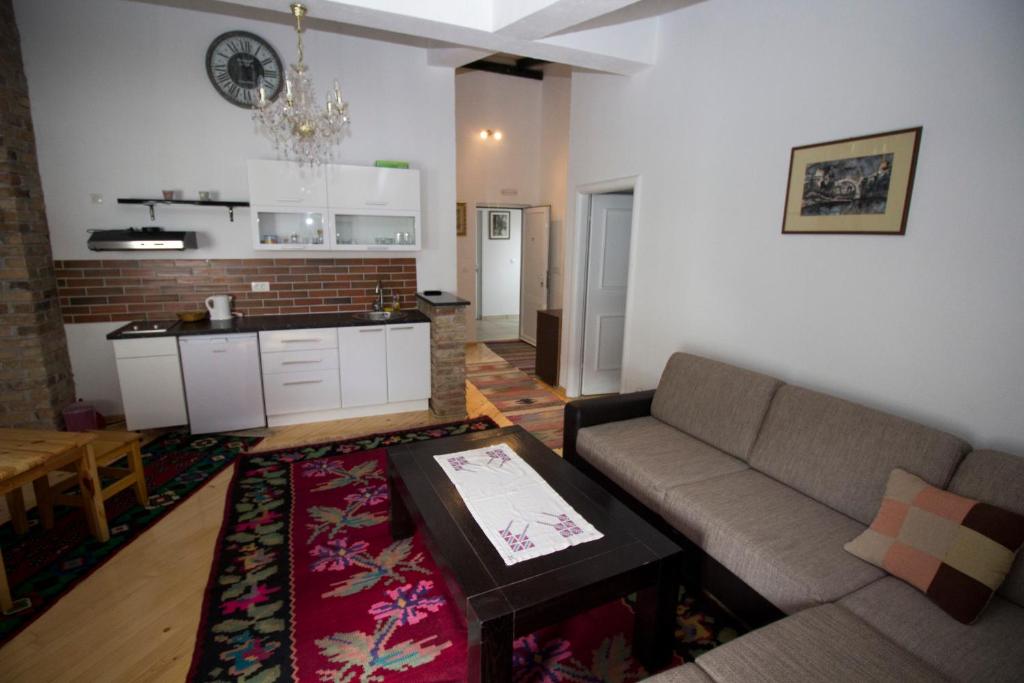 Kuchyň nebo kuchyňský kout v ubytování Hotel & Rooms Lombrelle