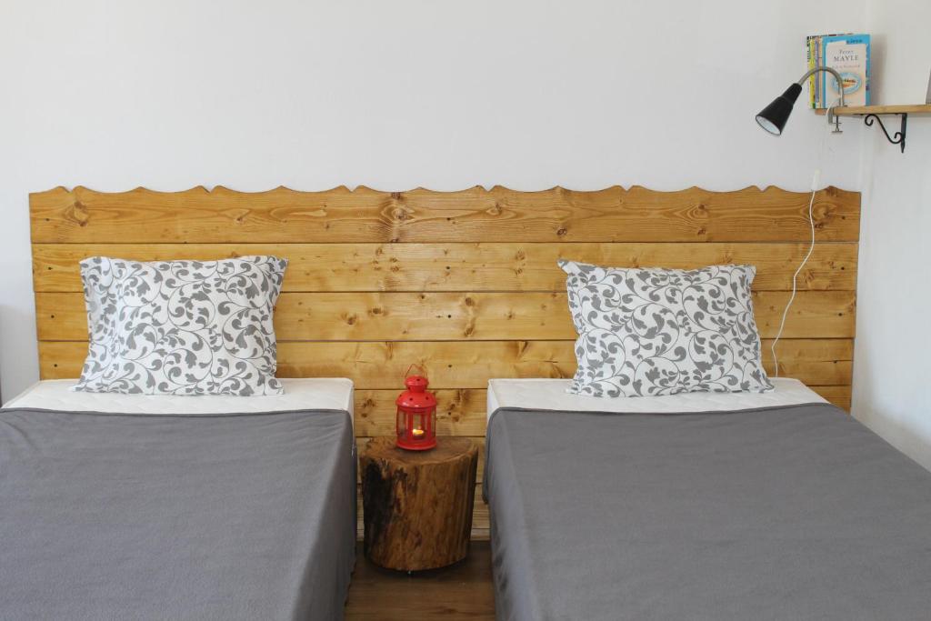 シュクラルスカ・ポレンバにあるKwaterka Familijnaのベッド2台が隣同士に設置された部屋です。