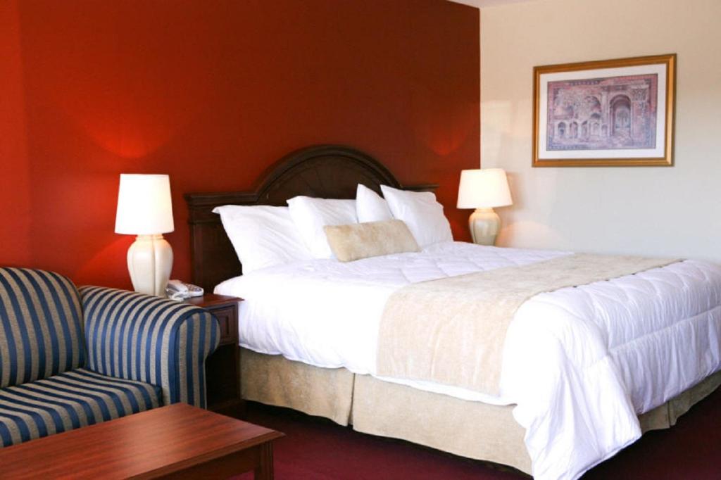 Säng eller sängar i ett rum på Saxony Motel