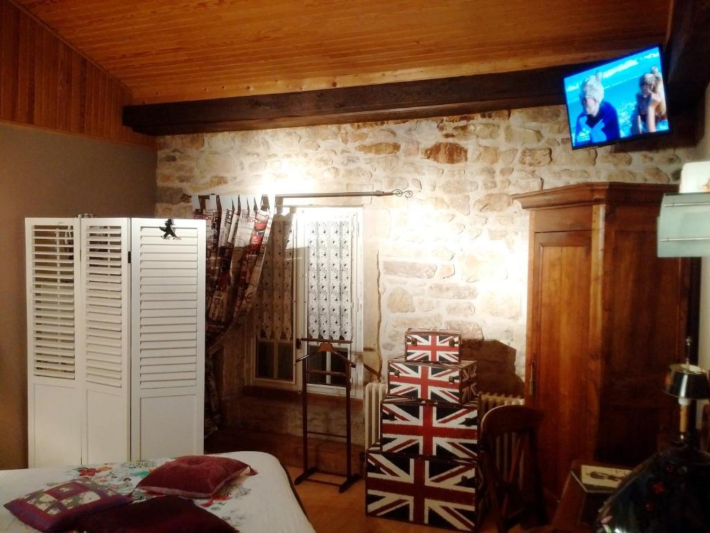 TV a/nebo společenská místnost v ubytování Le Prieuré