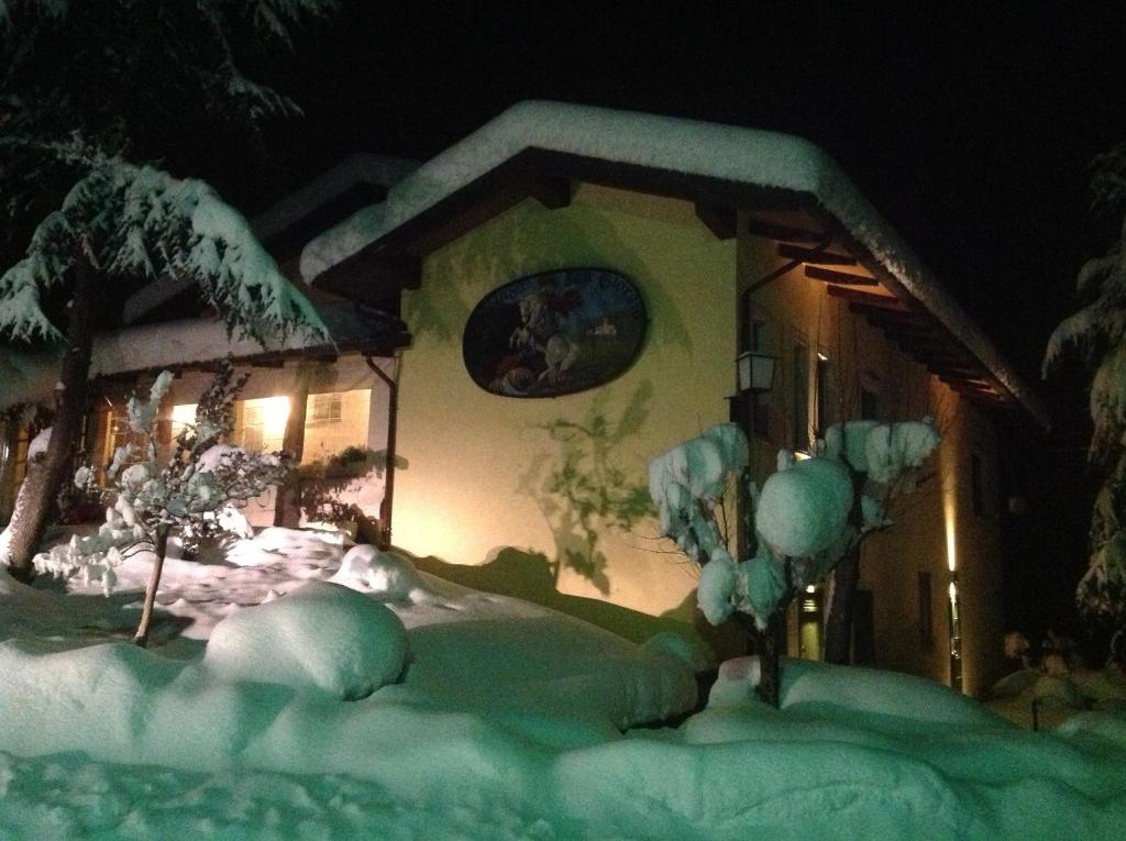 ein Haus mit Schnee in der Nacht in der Unterkunft Locanda San Giorgio in Sestola