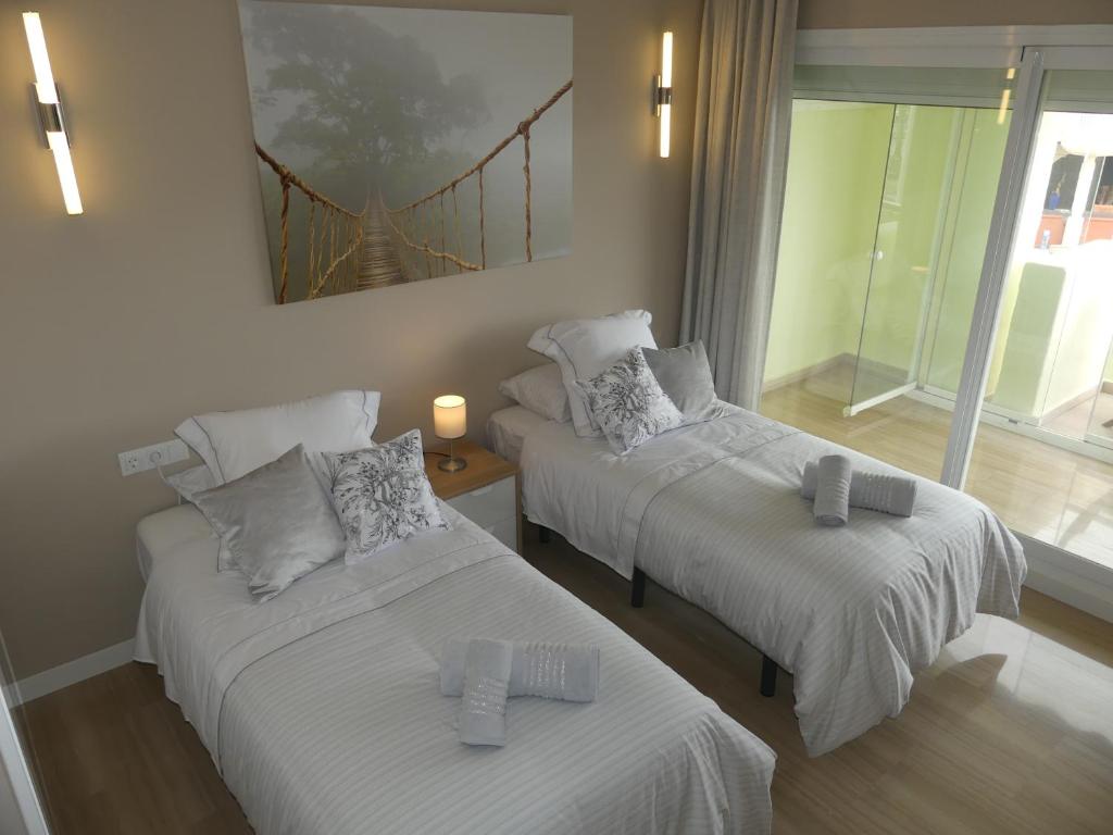 Posteľ alebo postele v izbe v ubytovaní Malaga Benalmadena Puerto Marina Costa Sol Holiday Rentals