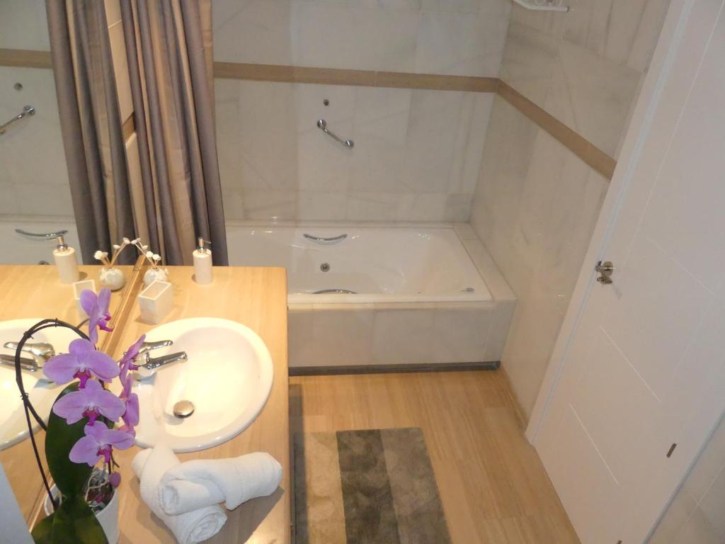 Kúpeľňa v ubytovaní Malaga Benalmadena Puerto Marina Costa Sol Holiday Rentals