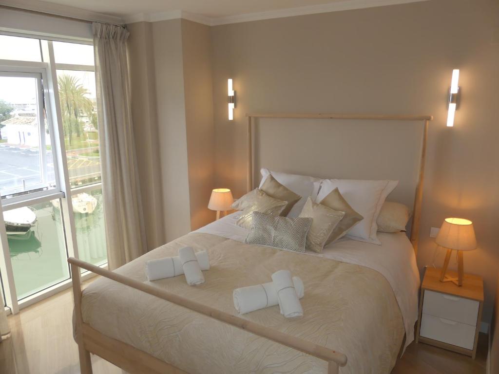 Posteľ alebo postele v izbe v ubytovaní Malaga Benalmadena Puerto Marina Costa Sol Holiday Rentals