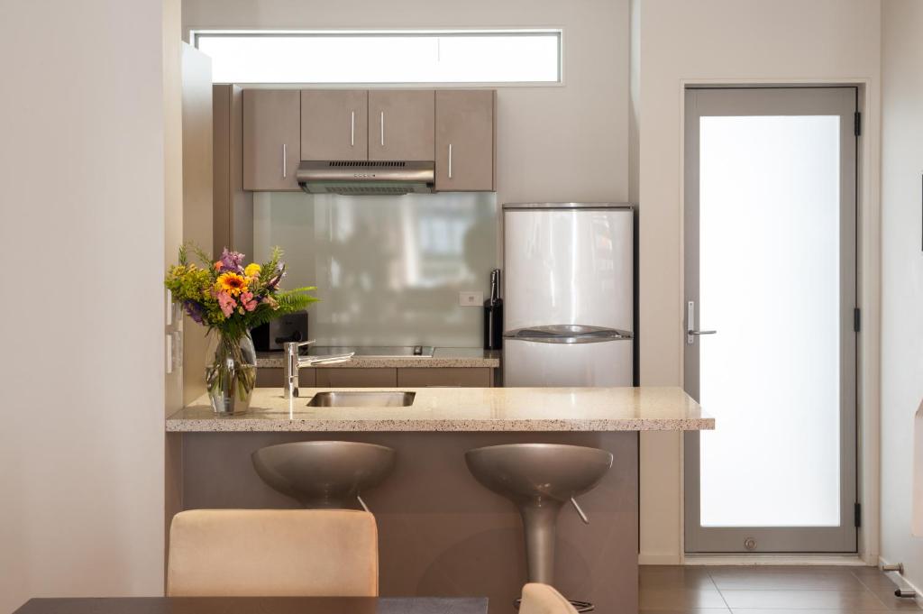 Kuchyň nebo kuchyňský kout v ubytování Boulcott Suites