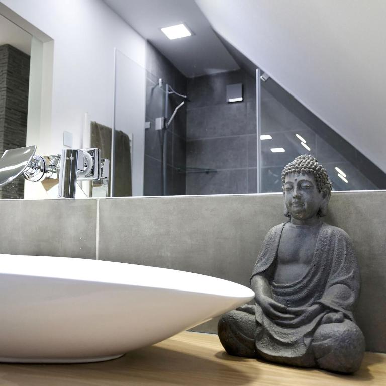 A bathroom at Shambala Apartman Tihany
