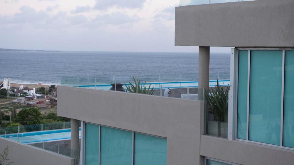 een uitzicht op de oceaan vanuit een gebouw bij SYRAH Vistas by depptö in Punta del Este