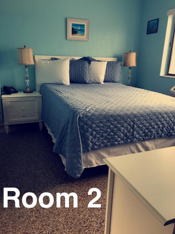 Ein Bett oder Betten in einem Zimmer der Unterkunft South Beach Inn - Cocoa Beach