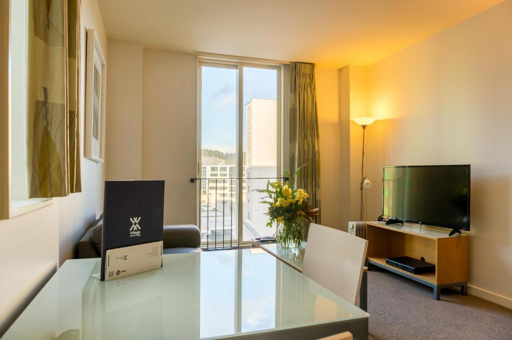 TV a/nebo společenská místnost v ubytování Astelia Apartment Hotel
