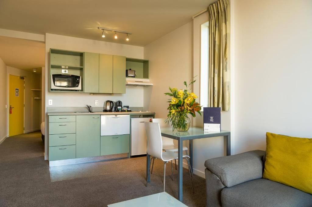 Kuchyň nebo kuchyňský kout v ubytování Astelia Apartment Hotel