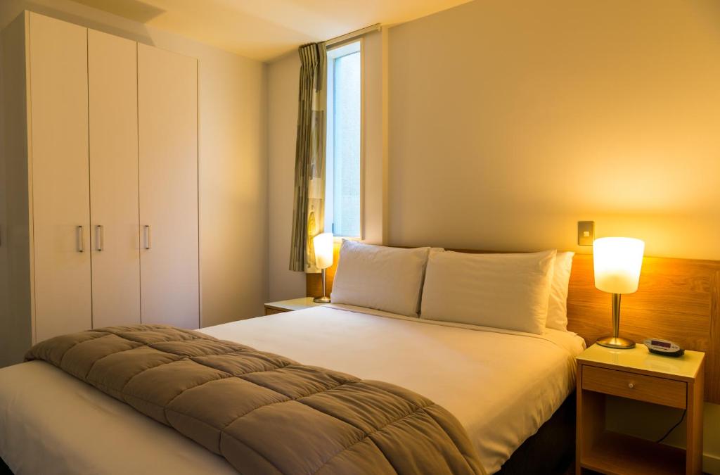 Postel nebo postele na pokoji v ubytování Astelia Apartment Hotel
