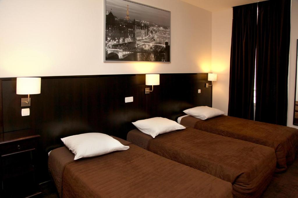A bed or beds in a room at Trocadero