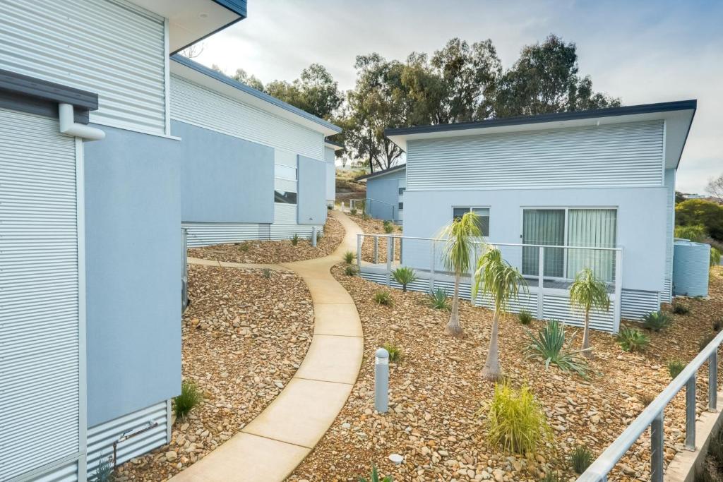 a walkway between two blue houses at Albury Yalandra Apartment 3 in Albury