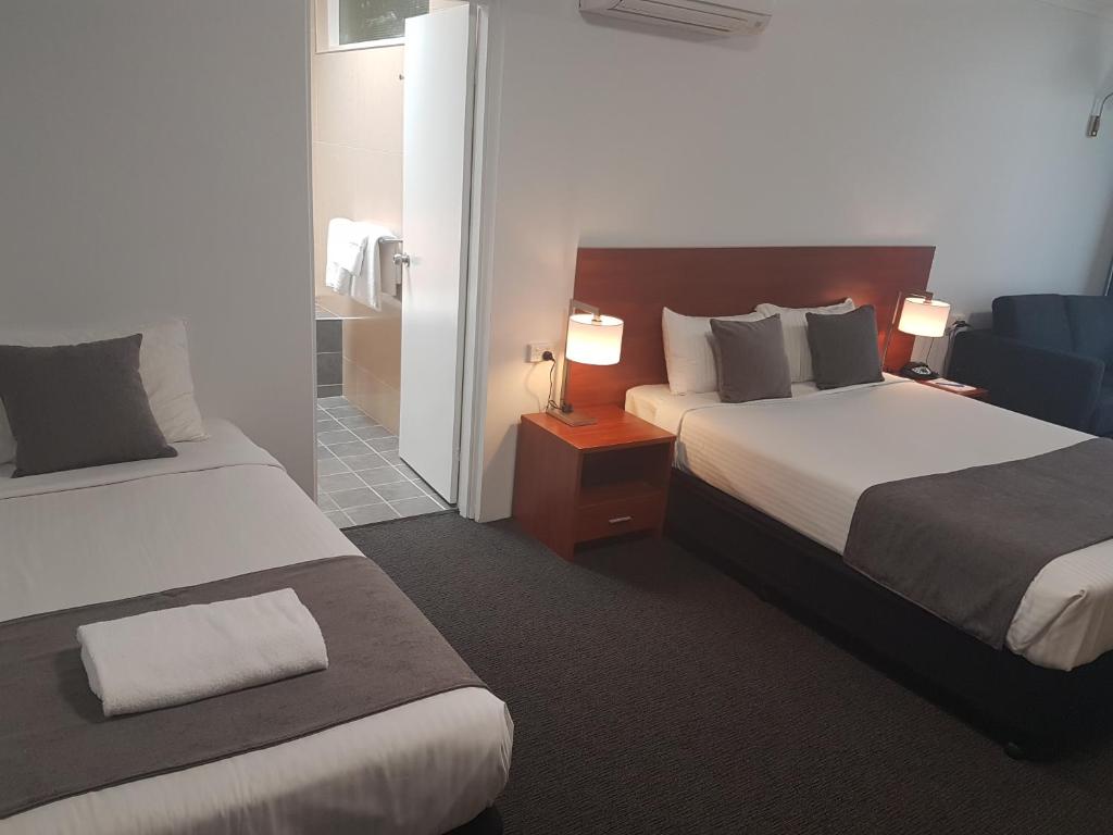 Postel nebo postele na pokoji v ubytování Mid City Motor Inn Singleton