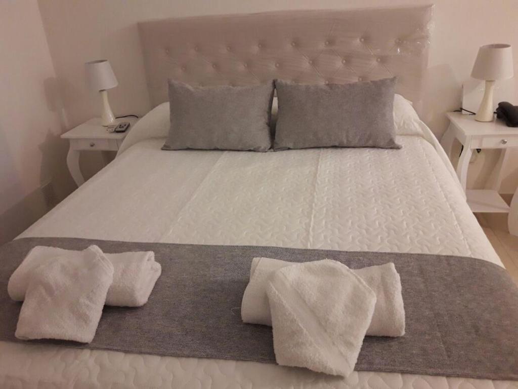 a large white bed with two pillows on it at Estudio 9 de Julio in San Miguel de Tucumán