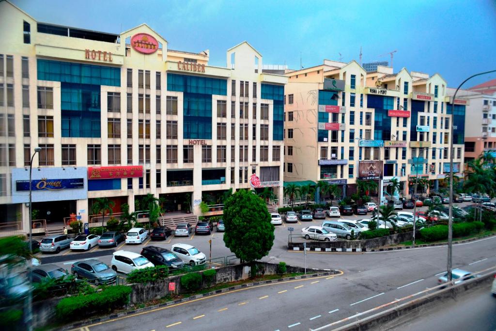 una città con auto parcheggiate in un parcheggio di Hotel Caliber a Kuala Lumpur