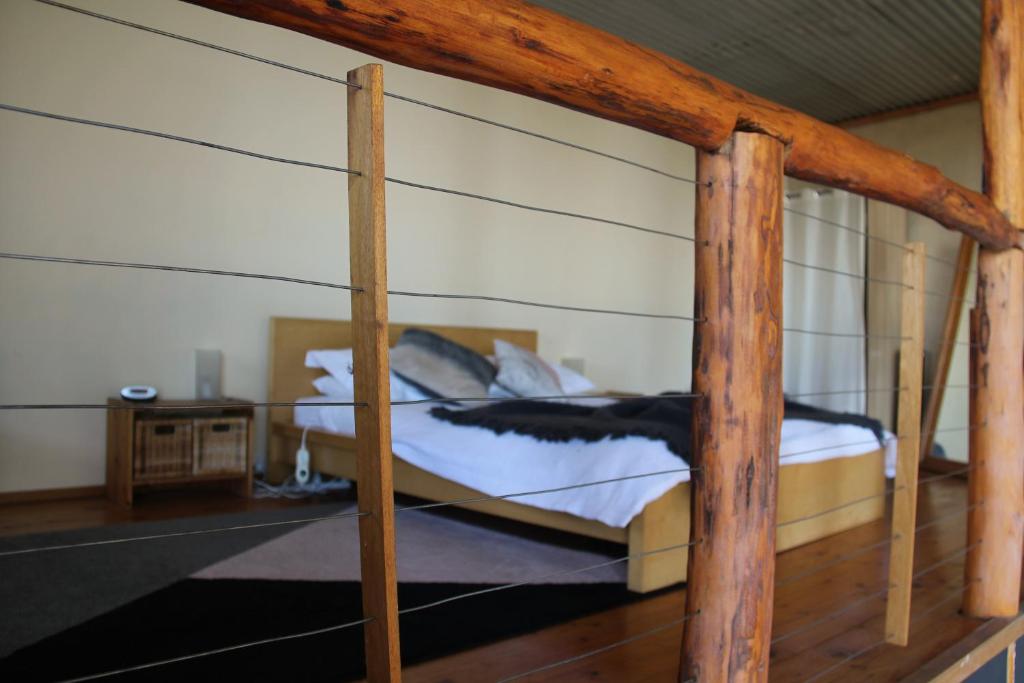 Bett in einem Zimmer mit Holzrahmen in der Unterkunft Peppermint Ridge Retreat in Woodbridge
