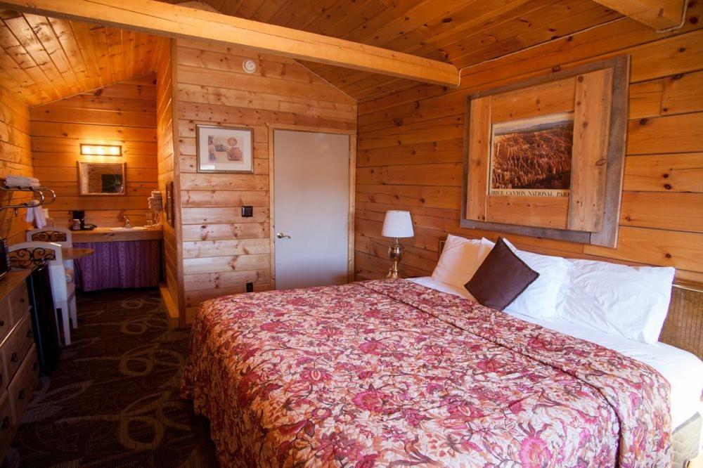 Postel nebo postele na pokoji v ubytování Bryce Gateway inn Cabins