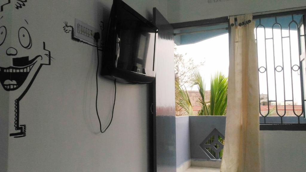 TV a/nebo společenská místnost v ubytování NIRMAN beach homestay