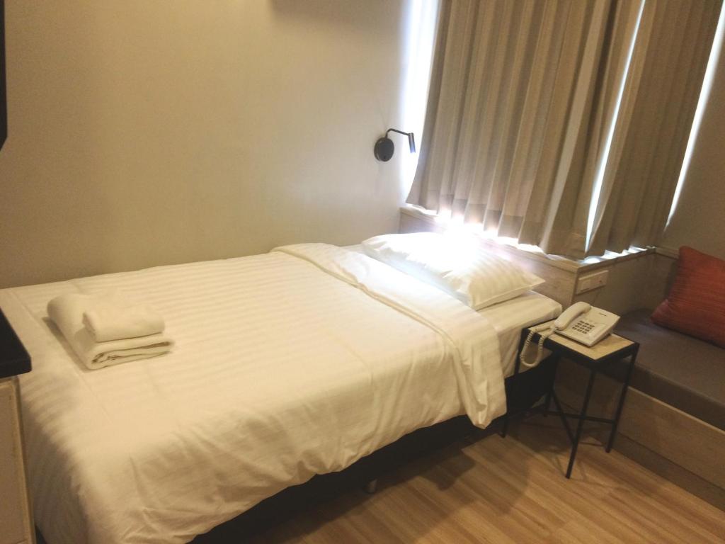 Postel nebo postele na pokoji v ubytování YWCA Hotel Bangkok