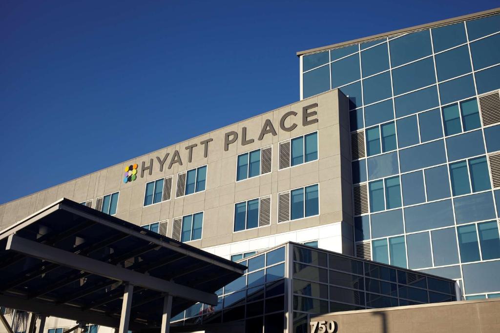 um grande edifício com as palavras cavaleiro lugar sobre ele em Hyatt Place Savannah Airport em Savannah