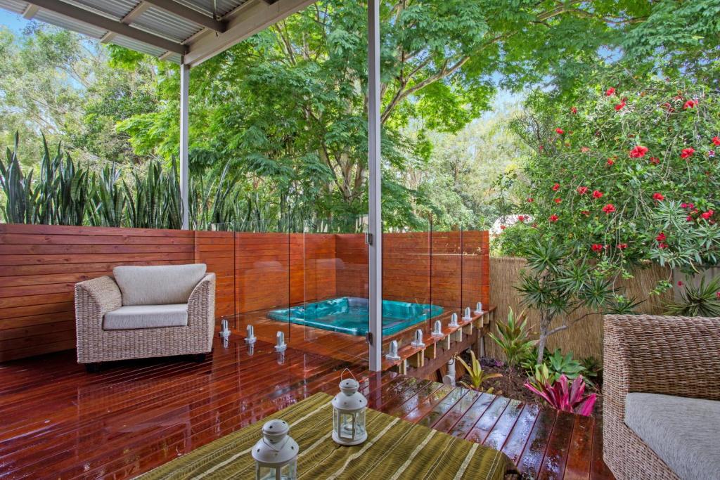 O grădină în afara Beach Cottage Coolum Beach with Spa and Fire Table