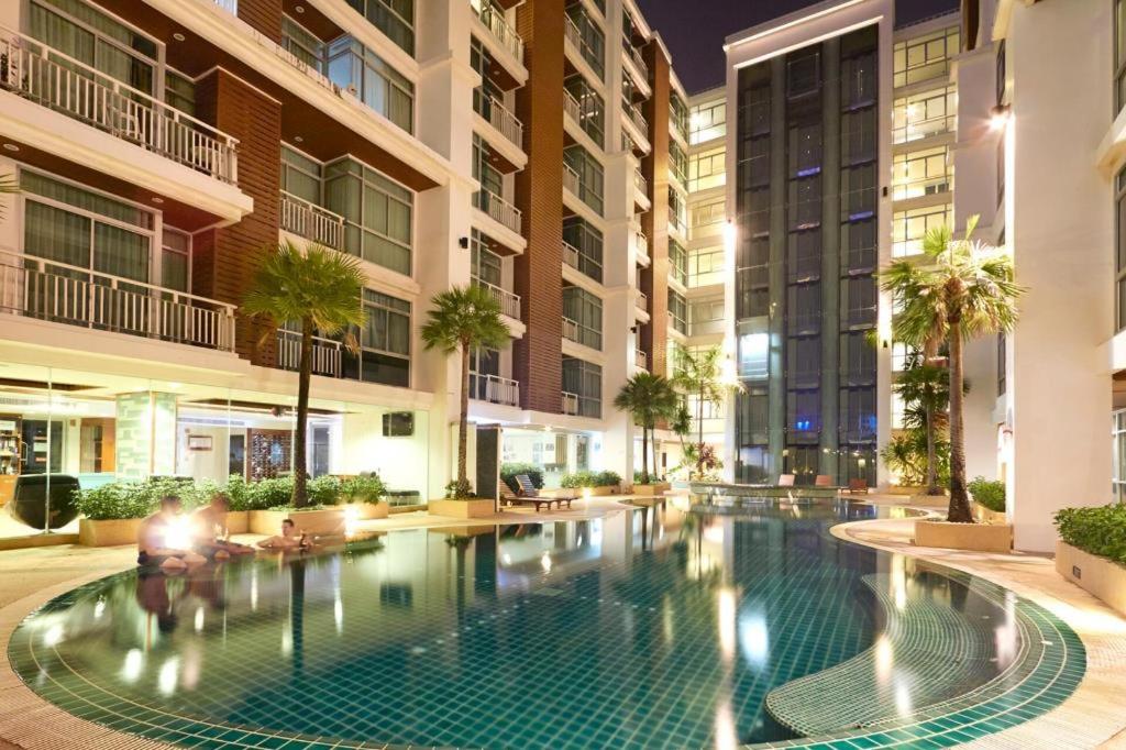 Bazén v ubytování Art Patong Residence nebo v jeho okolí